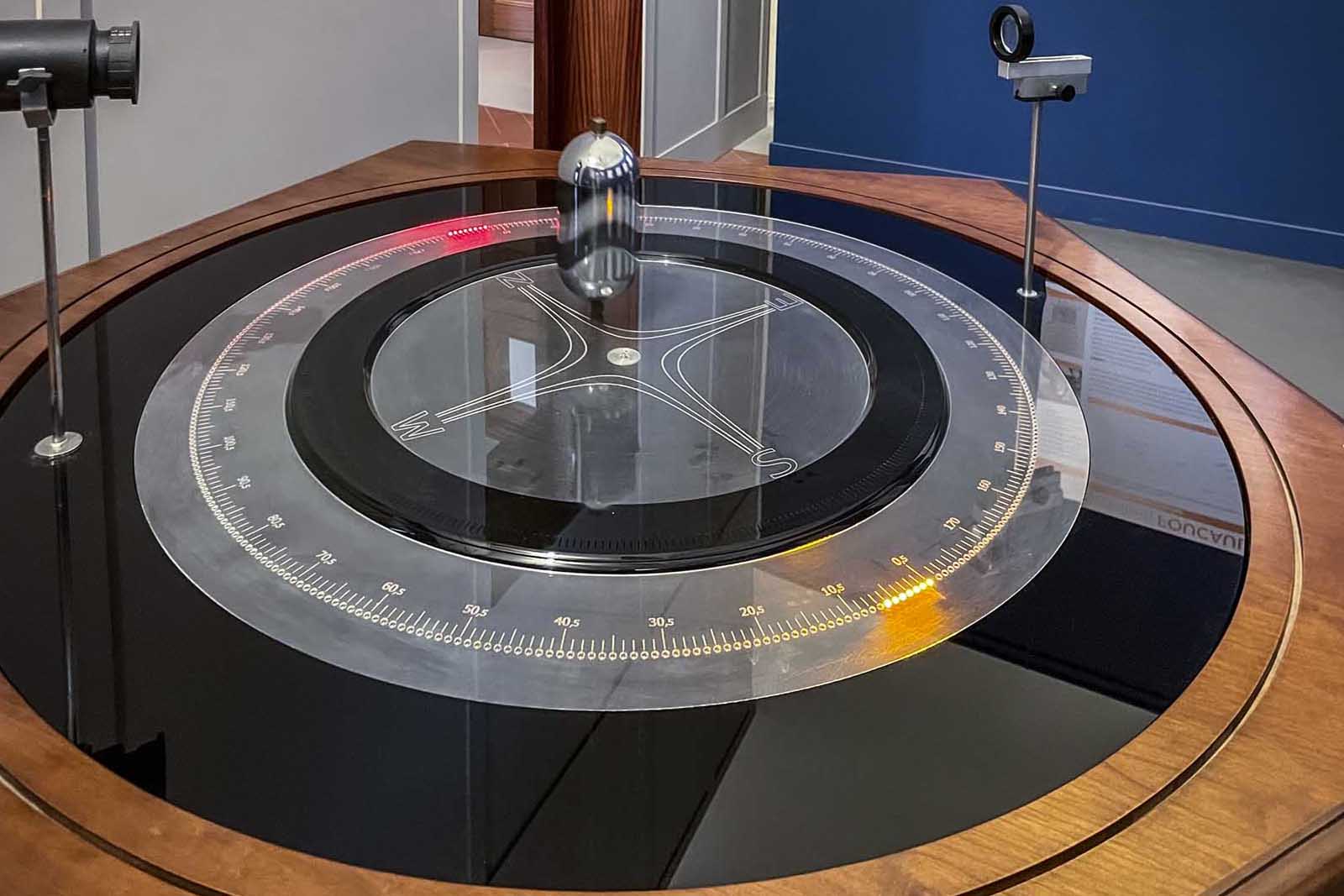 Pendolo di Foucault con LED acceso che indica la rotazione della Terra